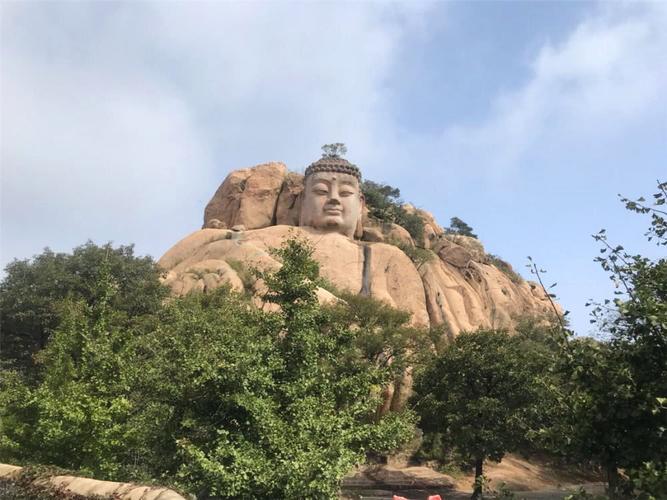 五莲山坐落在无聊县东南,历史悠久,曾经被皇帝赐名为五莲山,这里非常