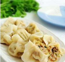  p>莲菜饺子是一道美食,制作原料主要有莲藕,猪肉馅,姜,葱,面粉,水.