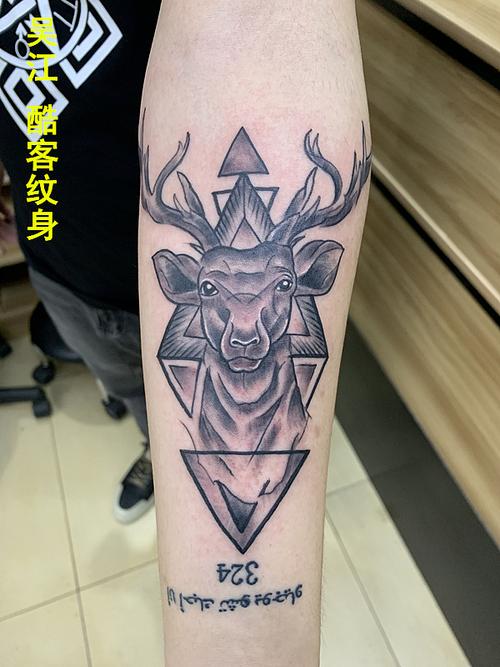 大臂拼接花臂纹身鹿头纹身有什么含义吴江酷客纹身