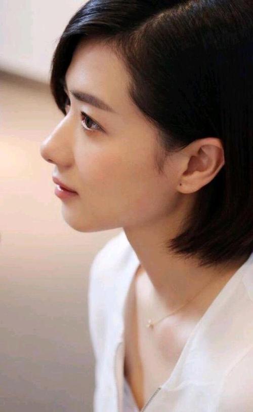 万茜的颜在最不缺颜值的娱乐圈绝对属于不起眼的那一类,但是只看侧脸