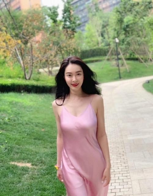 胡然身材好任性穿,粉色吊带睡裙配拖鞋就出街,一般人哪敢这样穿