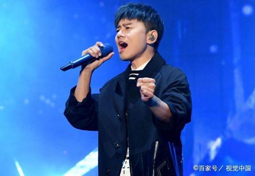 张杰台上"一蹦三尺高"燃爆全场 持特制话筒倾情演唱爆青筋