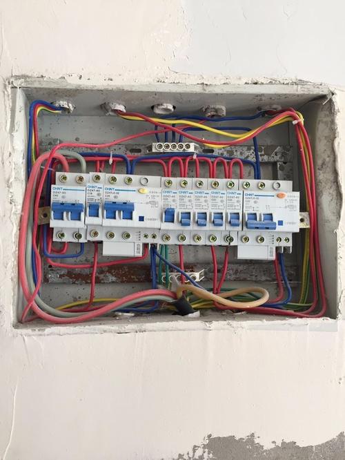 强电箱内空开之间的串联线比入户线小点可以吗?