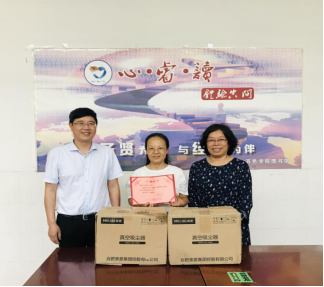 图书馆为黄燕炜老师颁发荣誉证书