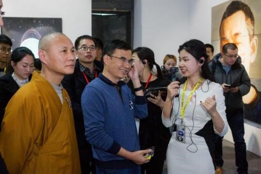 涂思美育陈柯伊为腾讯创始人张志东与龙泉寺贤书法师导赏《觉·物》