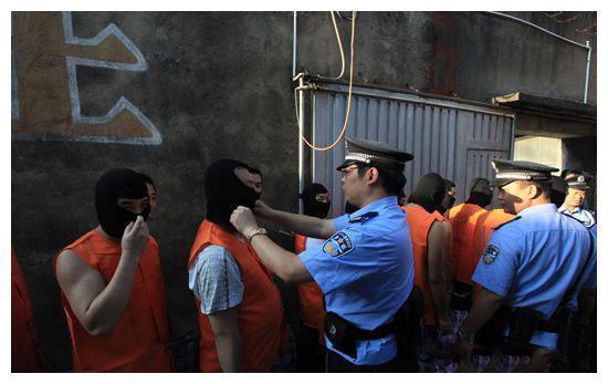 为什么抓捕犯人的时候要给犯人带上头套呢真实的原因有这些1