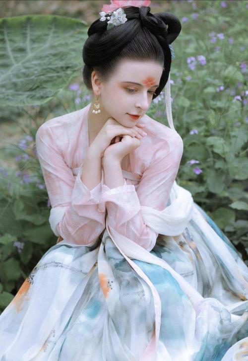 当外国人穿上中华汉服会是什么样子?本以为会奇怪,但是却很惊艳