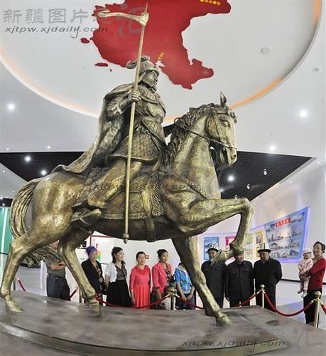 2014年7月28日,居民在新建成的柯尔克孜博物馆观看玛纳斯雕像