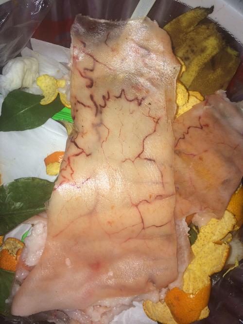 买的猪肉肉皮上有红色的血丝装痕迹是怎么回事?有遇到