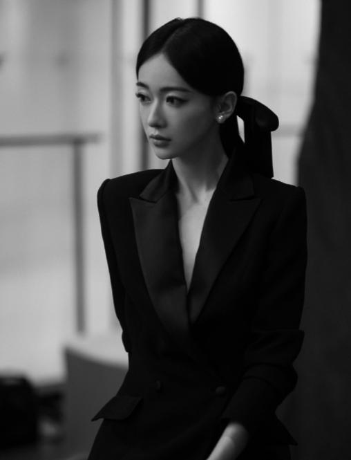 原创众女星真空西装造型太飒金晨穿着大胆杨幂张小斐被指穿着保守