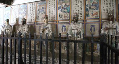 十殿阎王.殿内彩塑威严端庄,形神兼备,为明代彩塑杰作