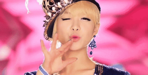 有没有人知道那个 仰望高端玩家动图里面的女的是谁