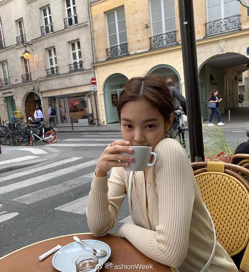 fashionweek 微博 jennie巴黎旅拍照