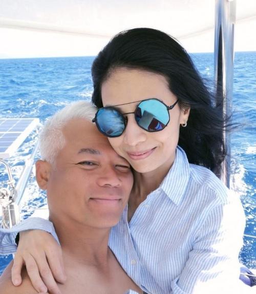 56岁巫启贤一家名模妻子很漂亮大女儿也身材和颜值俱佳
