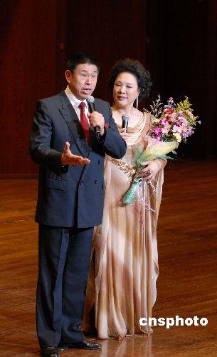 图为程志,王秀芬在演出中.