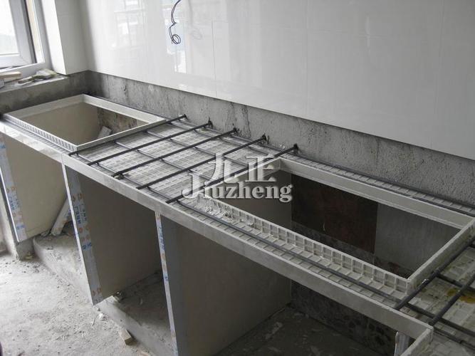 质量纷艿睦此:水泥橱柜与整体橱柜的区别就是柜体材料不同,台面多垫