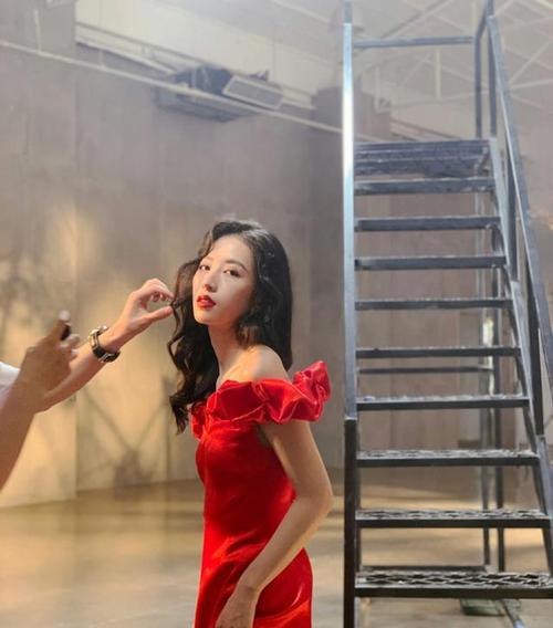 周雨彤港风大片花絮,身穿红色花边一字肩长裙,波浪卷御姐范儿