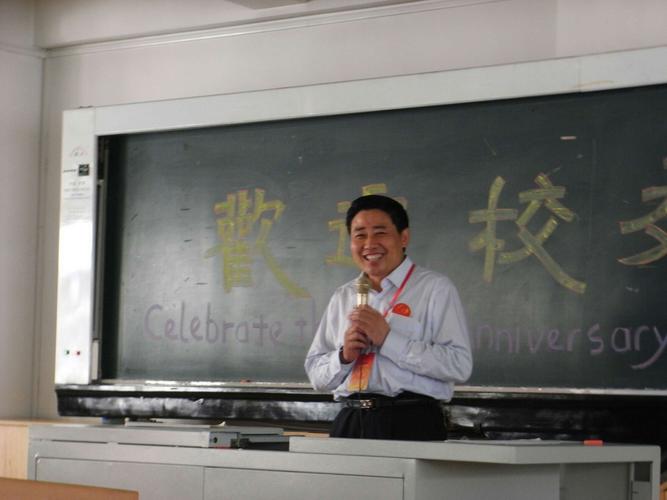 刘堃校长参加班级活动