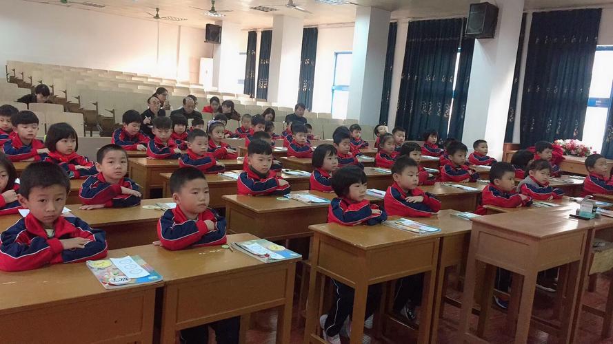 上课认真听讲,注意坐姿,学做规范小学生!