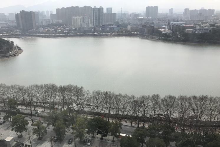 下榻九江远洲国际大酒店,南湖公园就在窗外.白日,烟波浩淼.