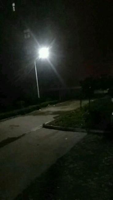 静听秋雨对孤灯,落叶寒影又几曾.潇潇不知何处起,宛如佳人奏鸾筝.