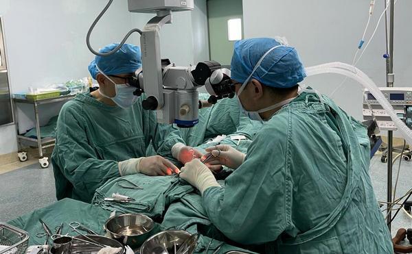 6月6日上午10点20分, 杨女士在工厂工作时不慎被机器割伤,致使食指