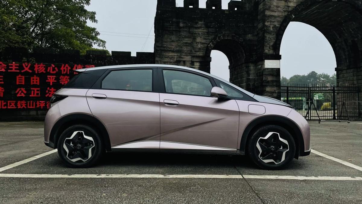 试驾比亚迪海豚|个性十足的潮流者,人生第一台电动车就选它?