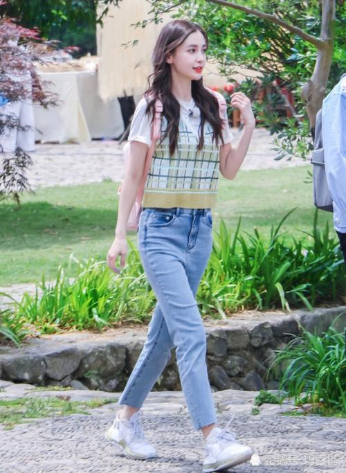 angelababy照片大曝光,绿色马甲配蓝色牛仔裤,可爱俏皮又减龄