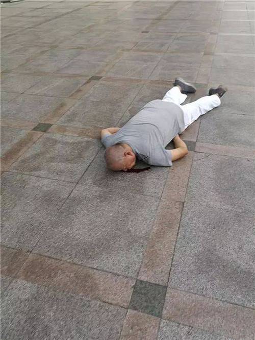 老人摔倒好心人扶起反被讹 多亏现场有人作证_手机网易