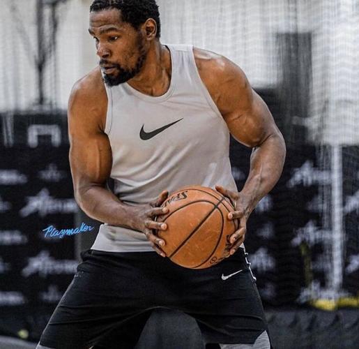 真不是霍华德现在肌肉多猛,因为他都减重了,身材不是巅峰状态了.