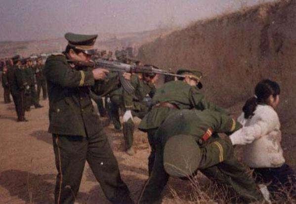 美女死刑犯被执行枪决尸体拉到火葬场准备活化时居然诈尸复活