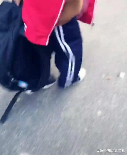 放学路上,儿子说鞋子"挤脚"了,妈妈低头一看,忍不住笑
