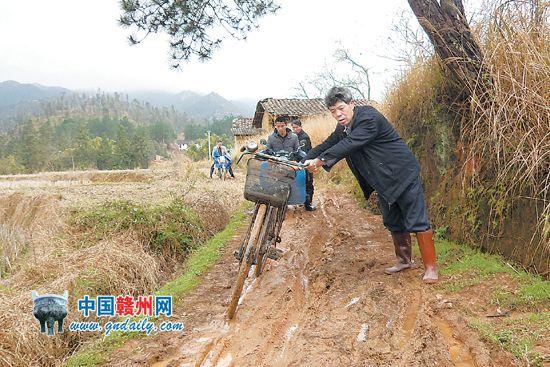 过去,龙南县里仁镇正桂村的通村道路泥泞不堪.(资料照片)