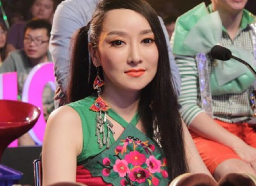 有种"颜值反转"叫萨顶顶的素颜,本以为会很一般,没想到正脸照这么惊艳