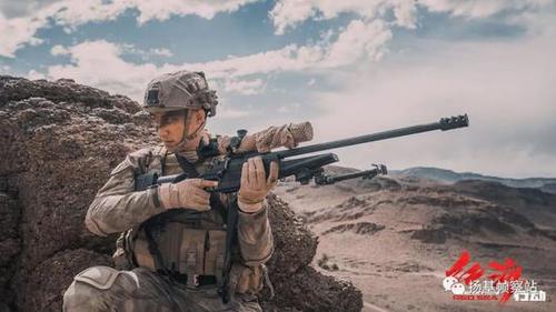 手持blaser r93 tactical狙击步枪的狙击手顾顺,与观察手李