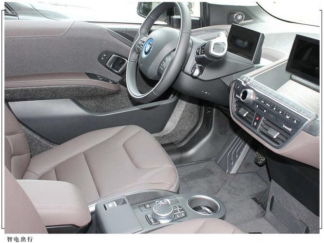 宝马i3实拍曝光!双色车身设计/配悬浮中控大屏