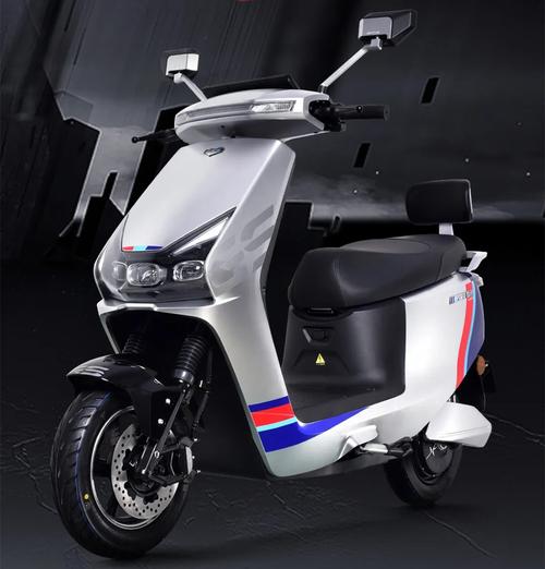 新蕾推出n90高速电摩,配备72v30ah电池,续航100公里,时速70码