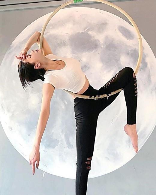 组图:韩国女艺人clara社交网站晒瑜伽照 长腿蛮腰秀完美身材