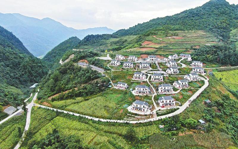 航拍通江县空山镇青龙村. 记者 肖雨杨 摄