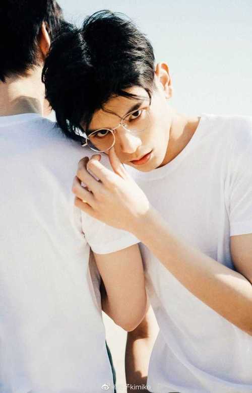 有哪些好看的禁欲系男生头像或壁纸?