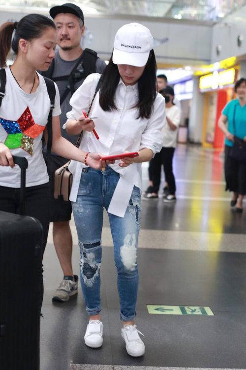 李念这牛仔裤太紧了吧?裆部看着真尴尬,网友:轮廓都看到了!