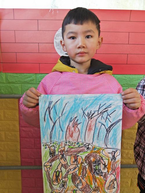 刘店幼儿园美术班:蜡棒画:《冬眠的小动物》.