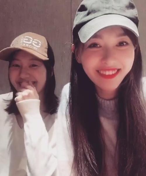 唐嫣婚后首晒自拍:与闺蜜同框甜笑 网友:是唱勇气的孙燕姿吗?