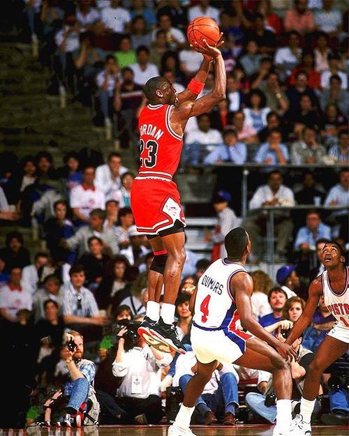 一组乔丹跳投的静态图!看了前两张才知道,他的跳投为何防不住