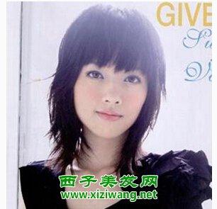 女生中长碎发的流行发型 时尚可爱显气质