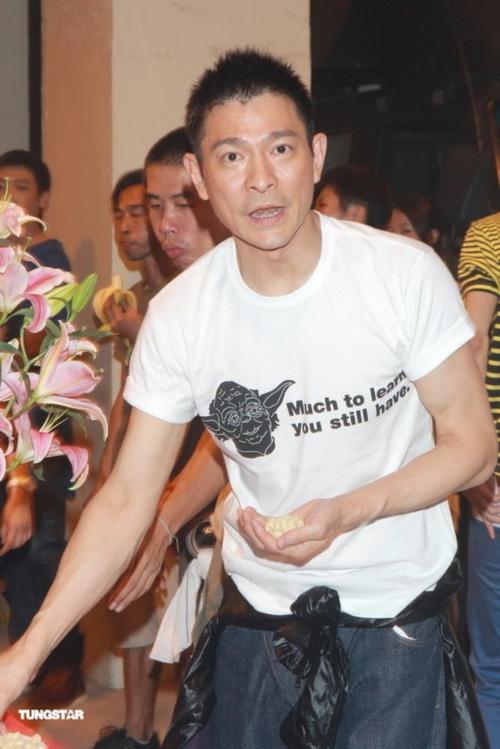 《盲探》举行拜神仪式,主演刘德华新潮造型亮相