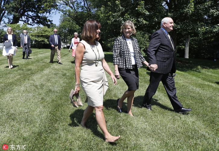 美副总统夫人喜养蜜蜂 光脚走路洒脱随性
