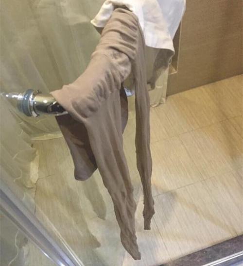 闺蜜夫妻不合借宿我家半夜起床上厕所发现老公正在偷闻她的丝袜