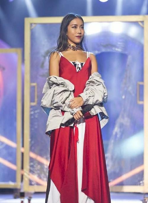 为了更显白吉克隽逸从腿到脚都抹了高光走路都像在掉粉