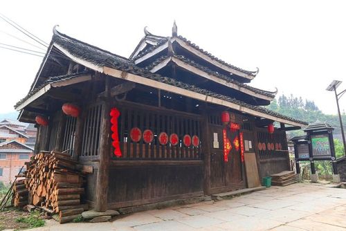 柳州三江程阳八寨景区,最大的侗寨是岩寨,新寨和老寨一河之隔